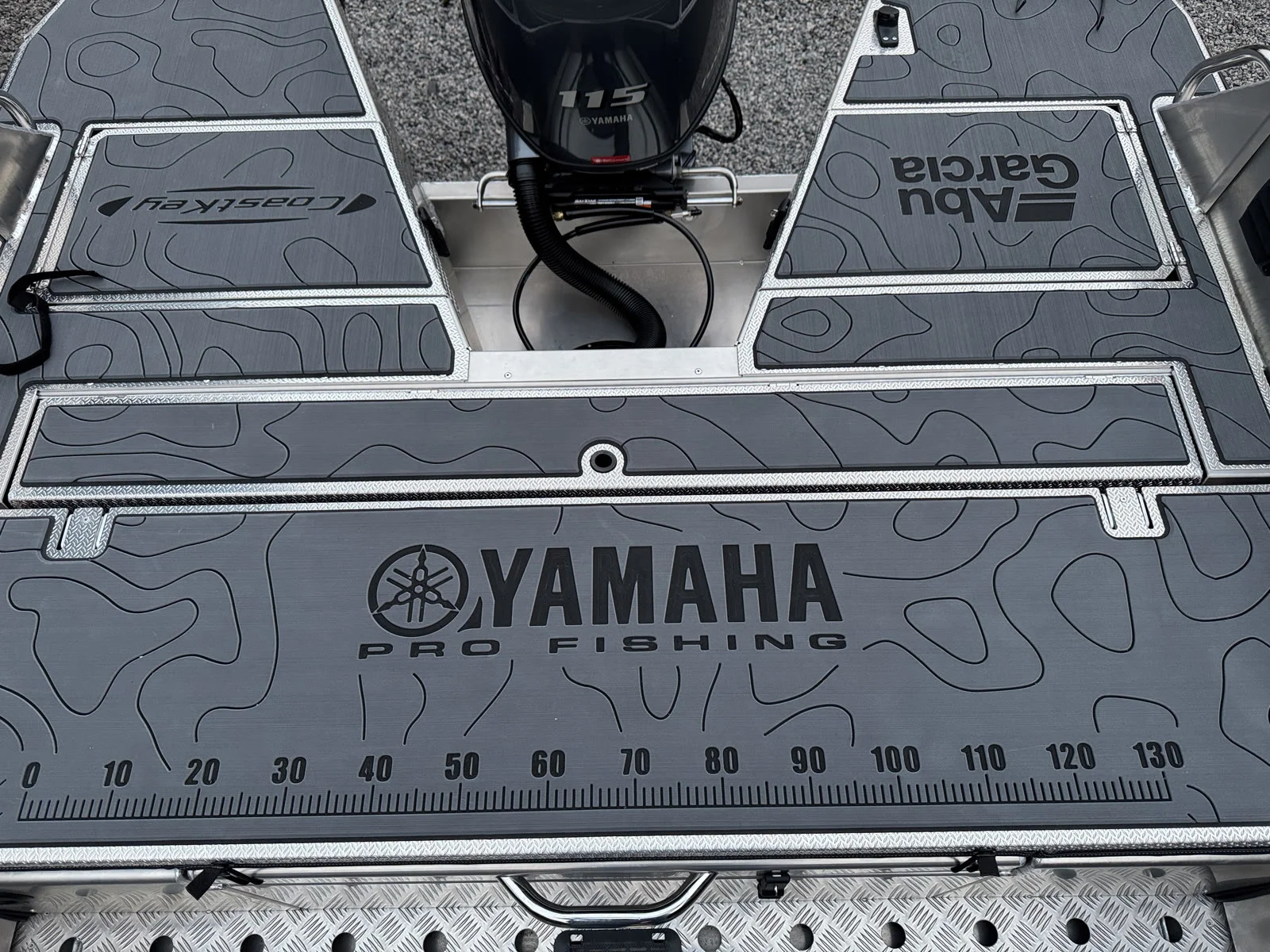 Akterdäck med Yamaha 115 och måttskala för fångster